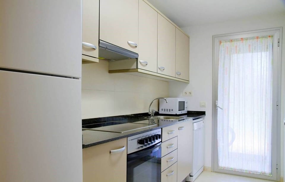 Prepare meals in the fully equipped kitchen and enjoy them together at the dining table.
