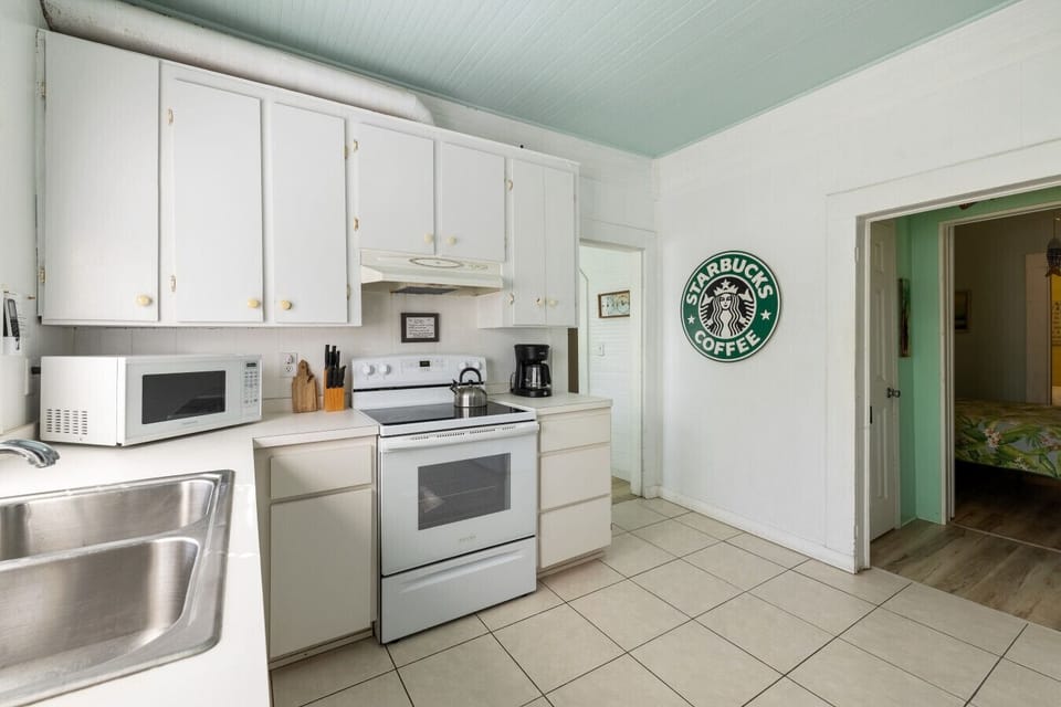 Fully stocked kitchen!