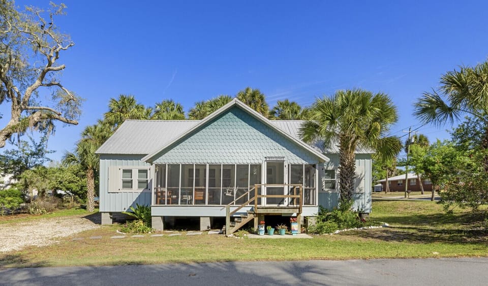 Enjoy gulf views from this screened in front porch!