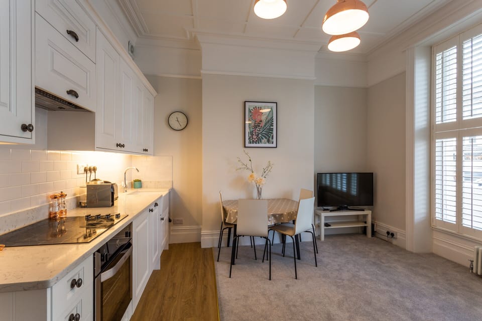 Kitchen/Living room with integrated dishwasher, fridge with icebox, hob, oven