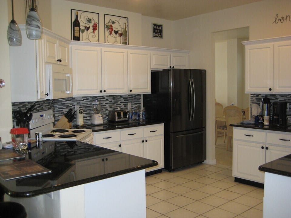 Upgraded Full Kitchen with Granite Tops and Fully Equipped with Appliances