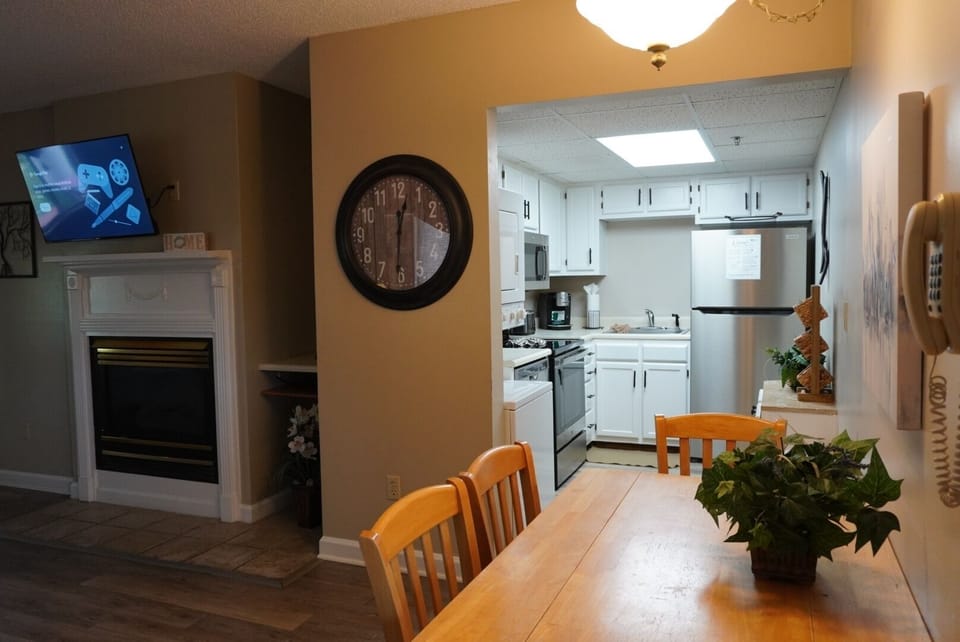 Floor, Flooring, Indoors, Hardwood, Dining Table