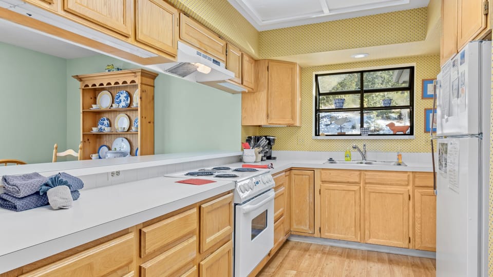 Indoors, Kitchen, Refrigerator, Sink, Sink Faucet
