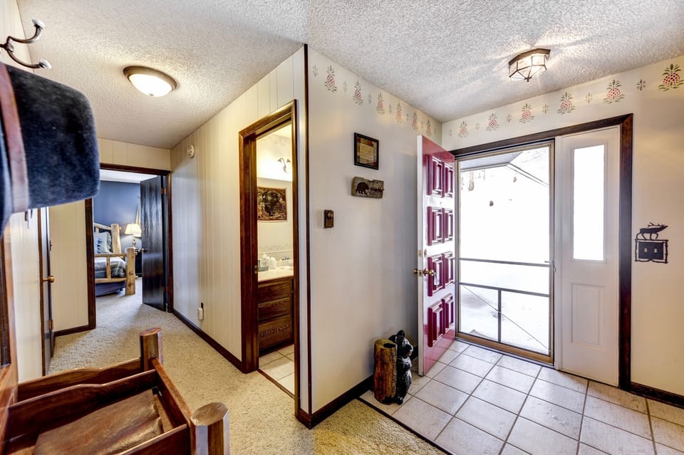 Flooring, Floor, Building, Hardwood, Living Room