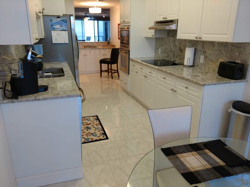 Kitchen and Kitchen Bar
