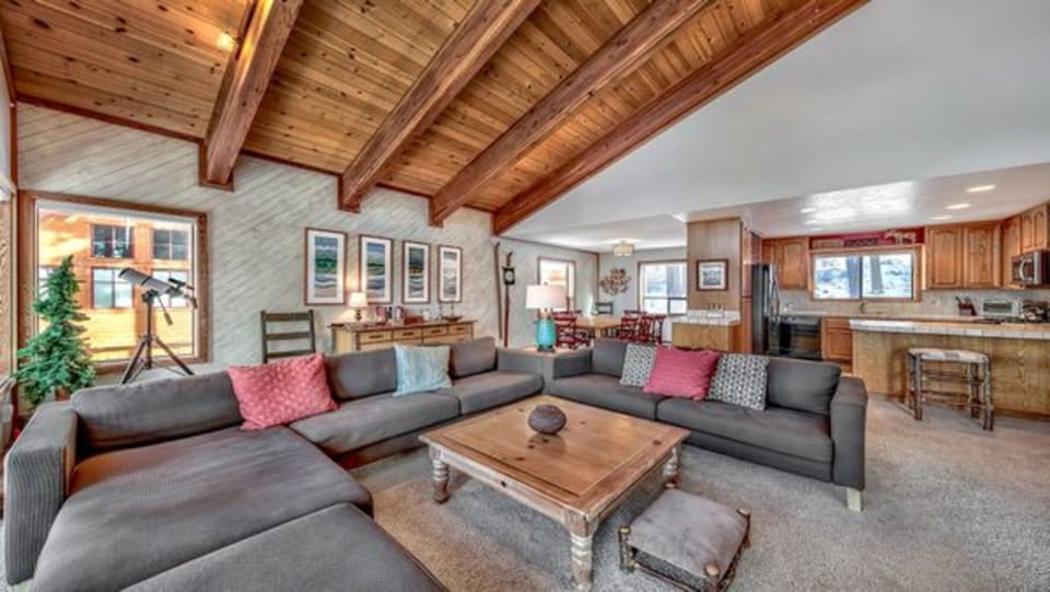 Home Decor, Indoors, Couch, Furniture, Building