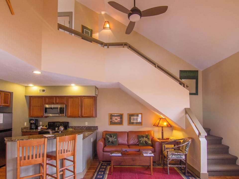 Flooring, Indoors, Room, Living Room, Building