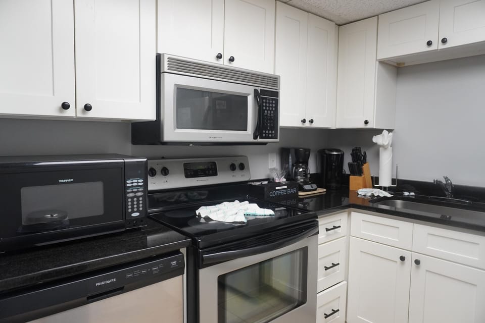 Appliance, Microwave, Oven, Indoors, Kitchen