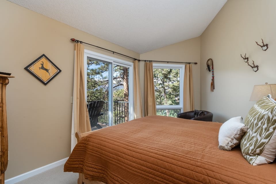 Bed, Furniture, Bedroom, Indoors, Room