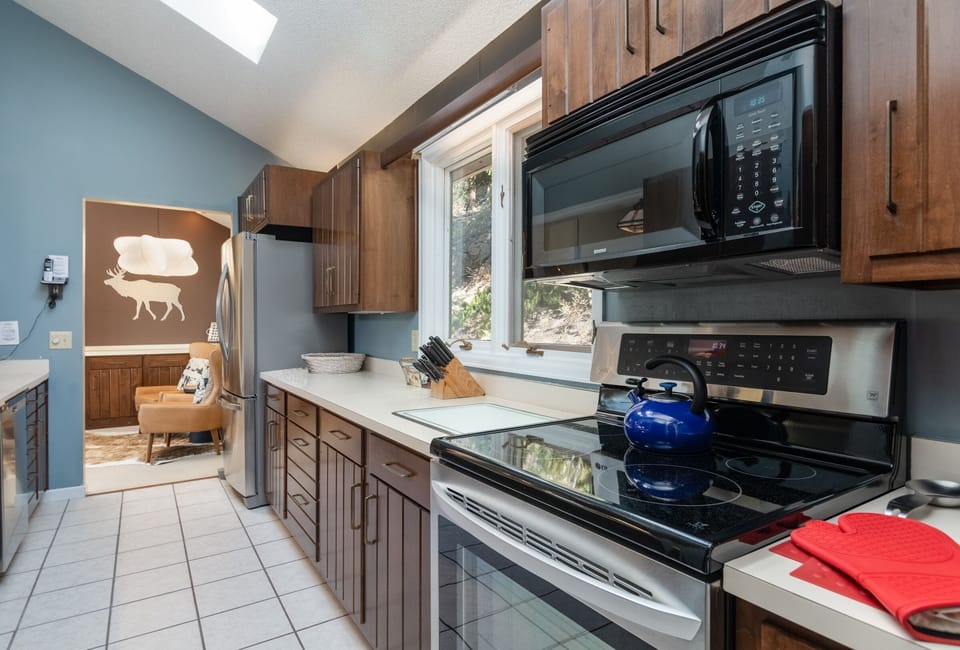 Room, Indoors, Kitchen, Oven, Cooktop