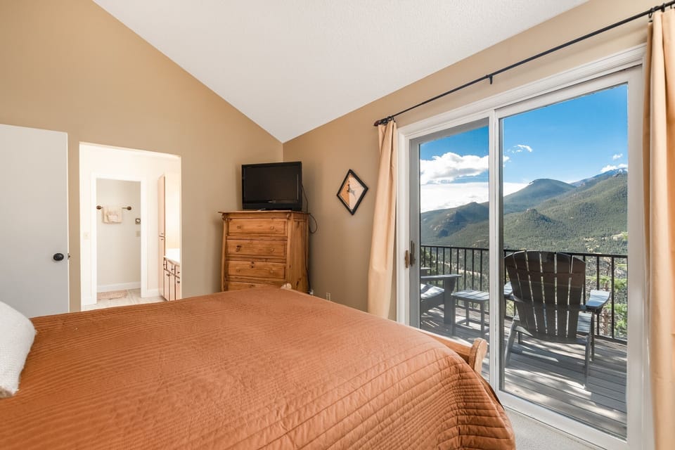 Bed, Furniture, Bedroom, Indoors, Room