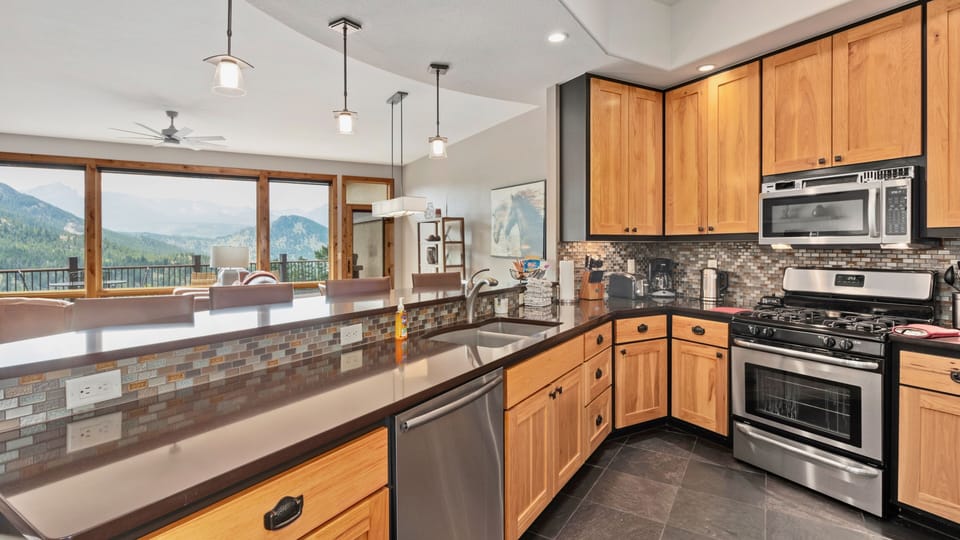 Indoors, Kitchen, Sink, Sink Faucet, Microwave