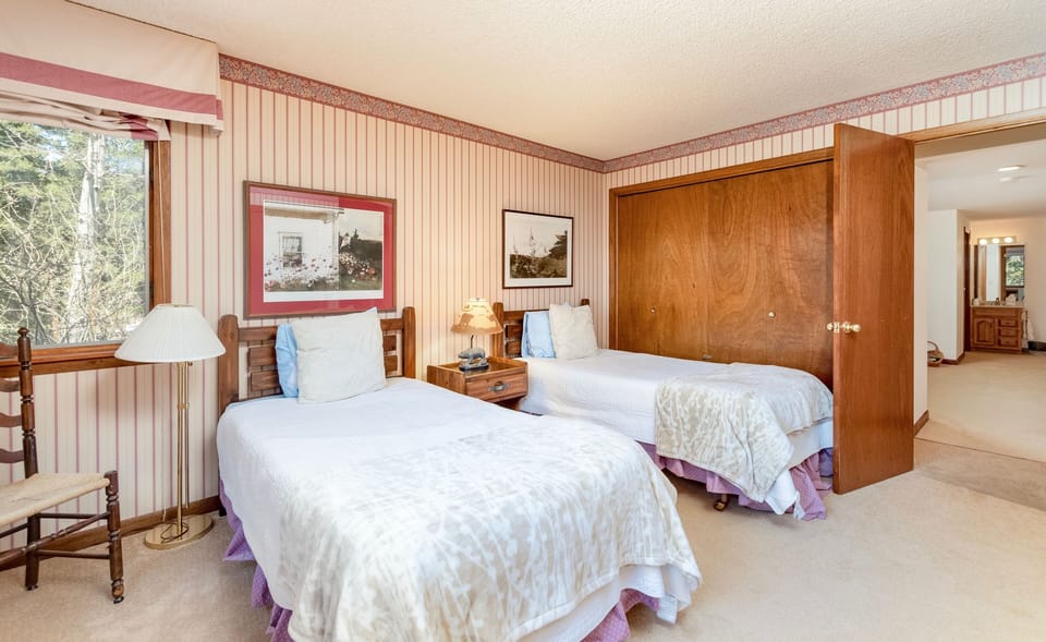 Bedroom, Room, Indoors, Furniture, Bed