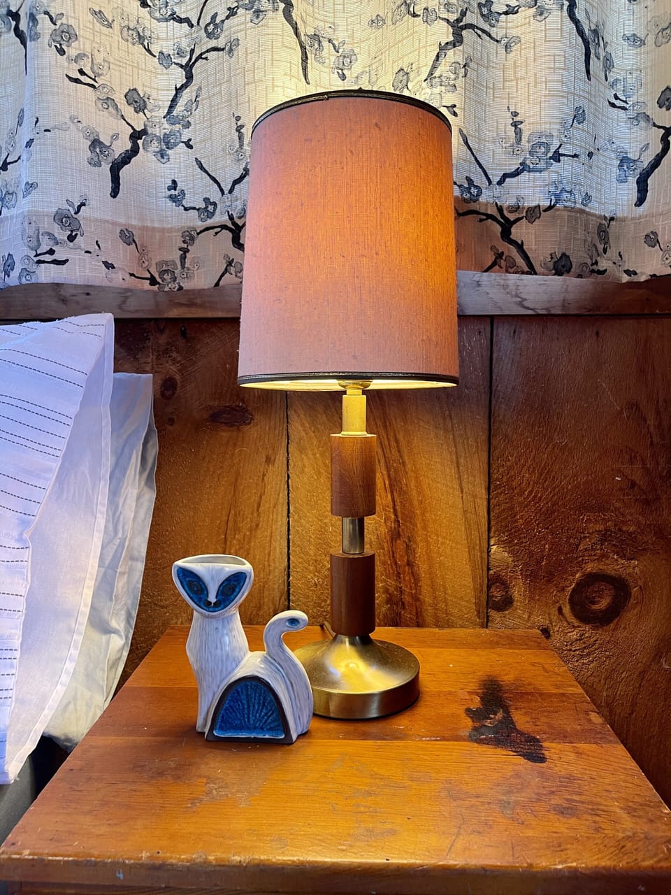 small bedroom, accents