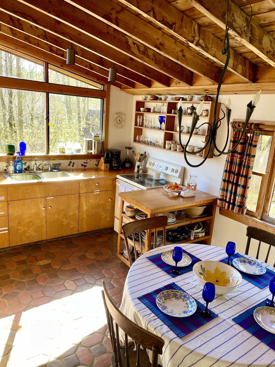 eat-in kitchen