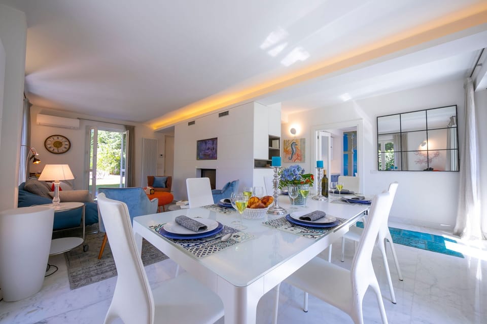 The dining area in front of the KIchen