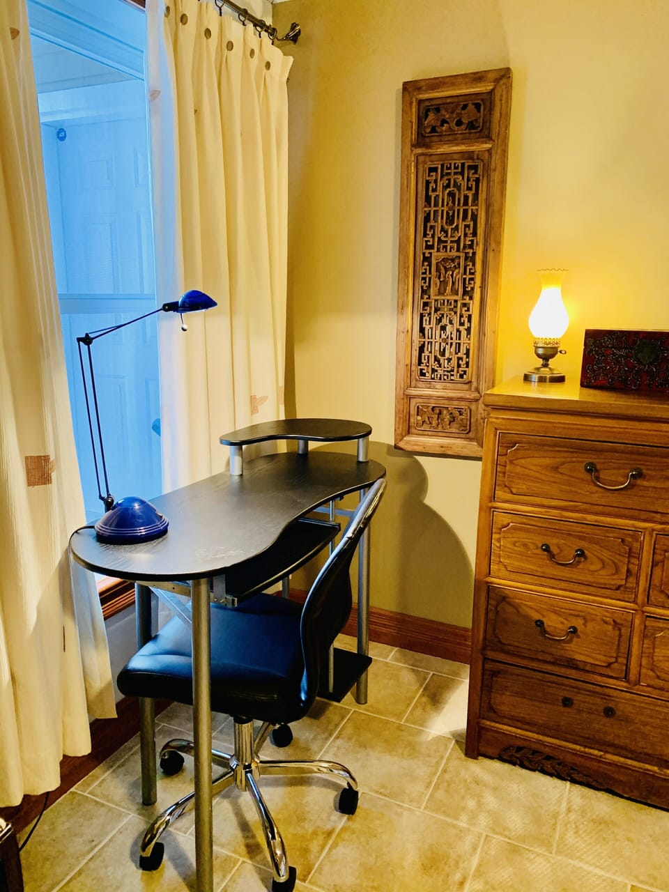 Espace à bureau avec chaise ajustable . Office space with adjustable chair