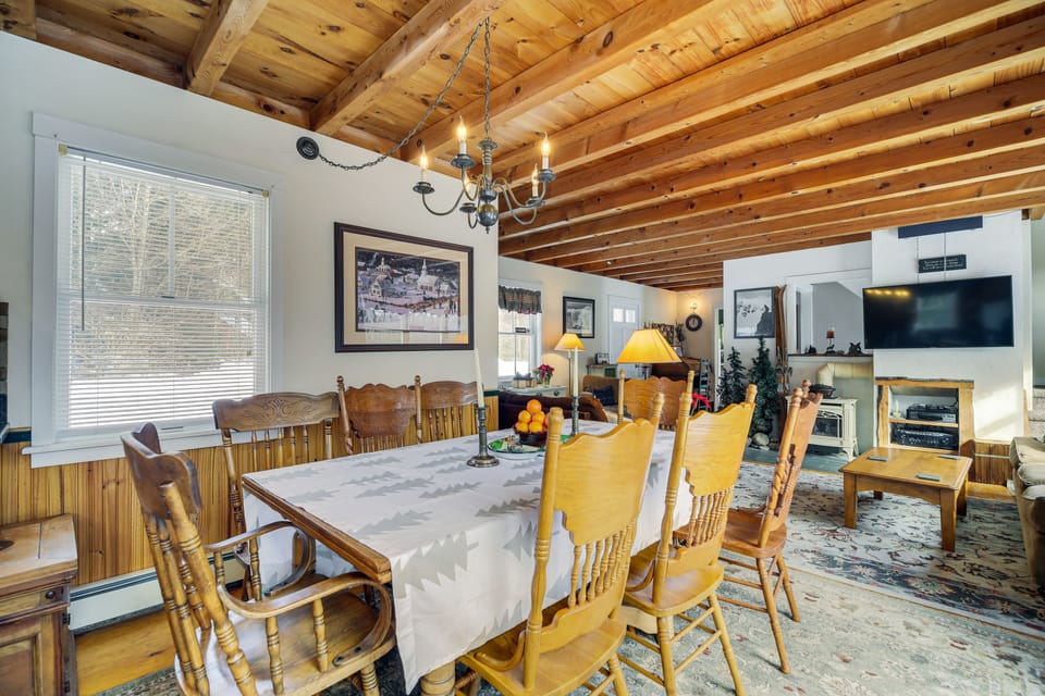 Dining Area | Dishes & Flatware Provided