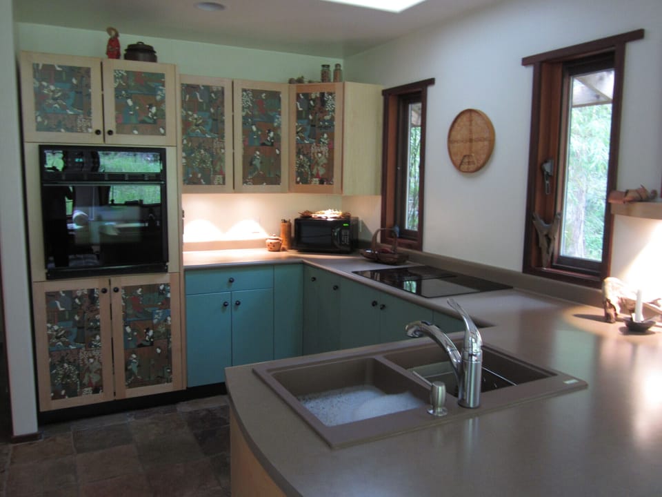 Modern and well equipped kitchen.