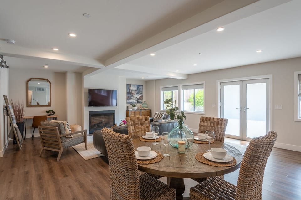 Wood floors throughout. Dining for 4. 
Outside patio area. 