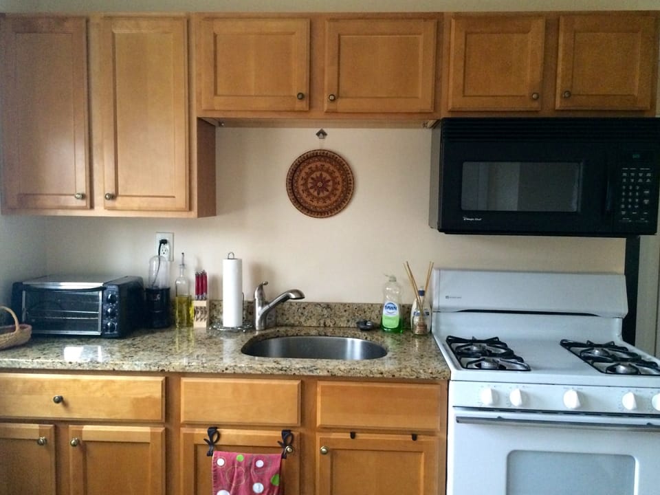 Fully equipped kitchen-granite counters