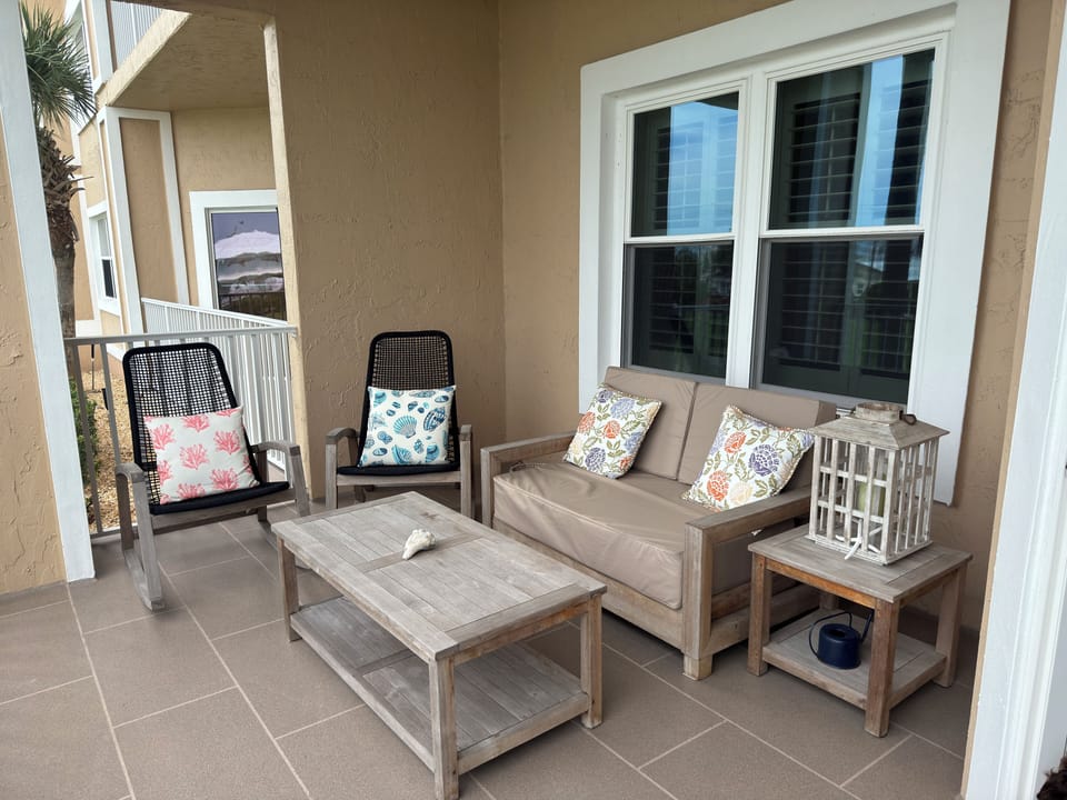Relaxing teak furniture with two rockers
