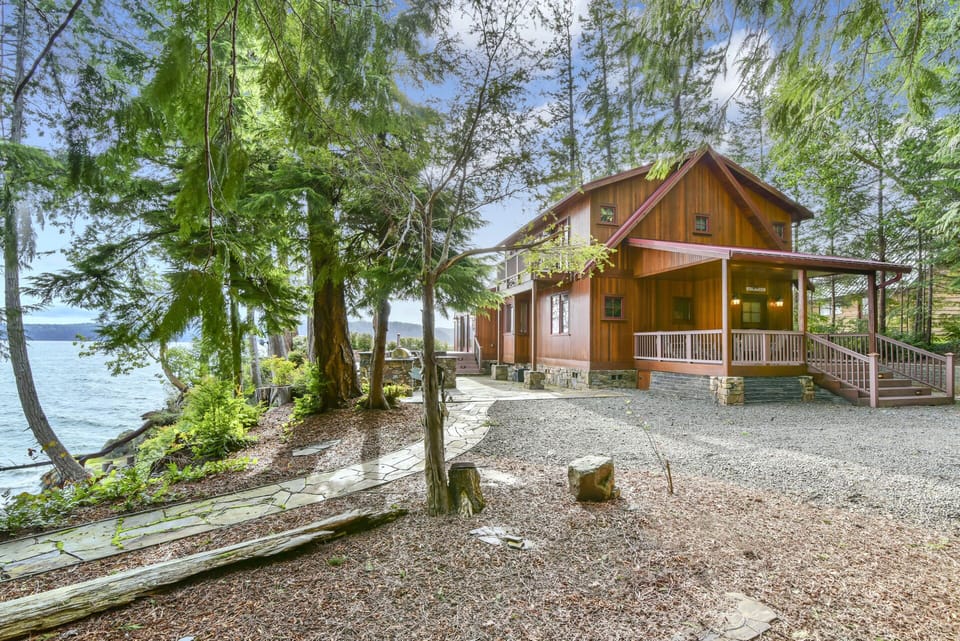 Enjoy the pathway to the water. 