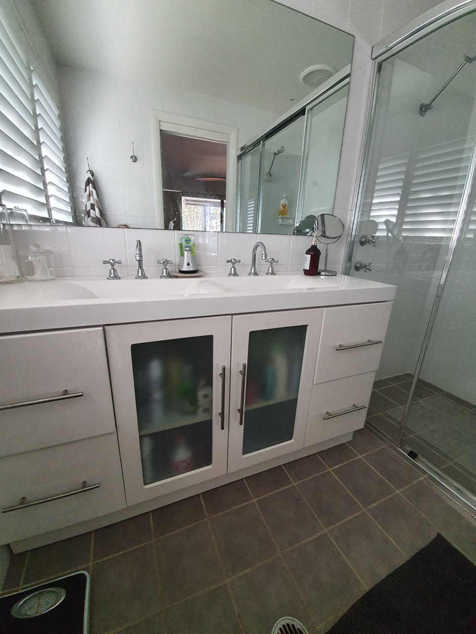 Ensuite bathroom flooring is heated 