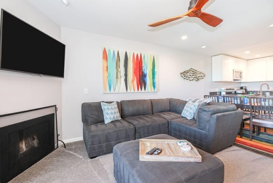 The pops of color in this unit create such a fun vibe