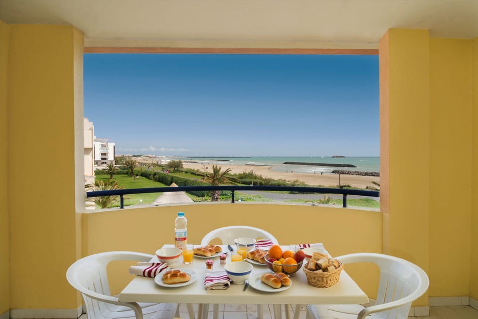 Enjoy your wine with the sunshine on your private loggia or terrace! Views vary.