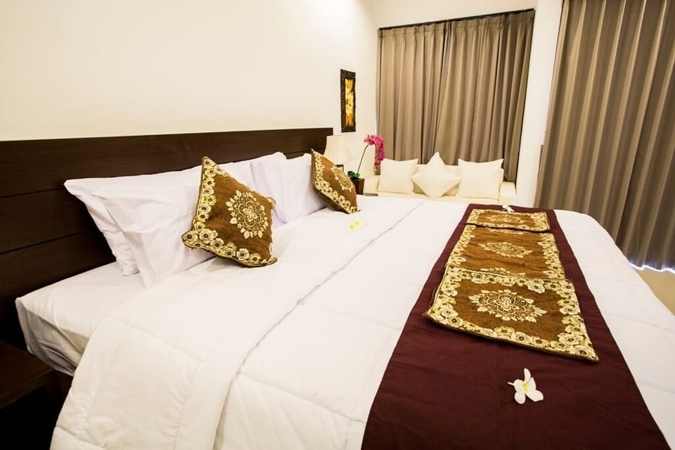Big Villa 12 BR Sleeps 24+ Near Seminyak