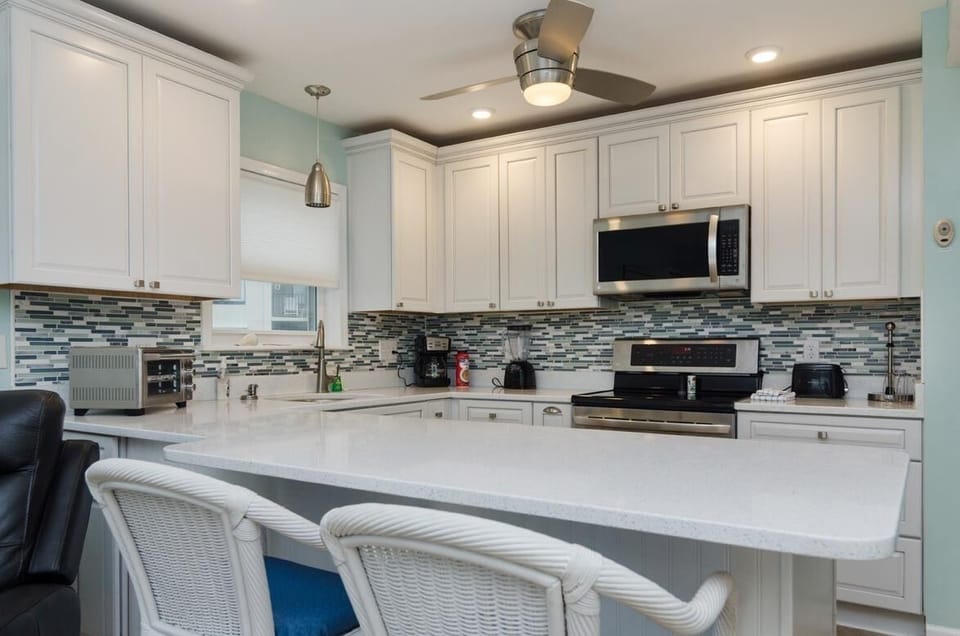 Beautifully renovated kitchen with breakfast bar (2017)