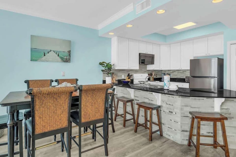 Dining area and breakfast bar