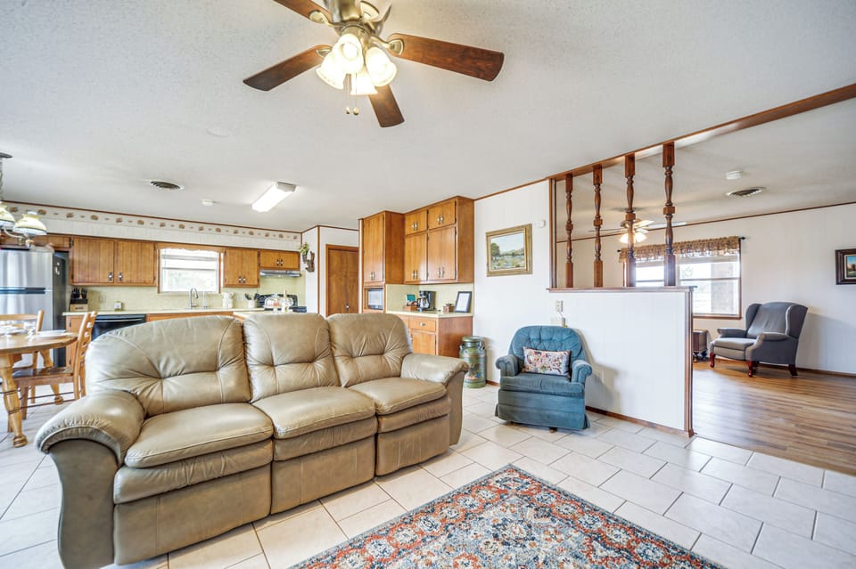 Living Room | Fireplace | Free WiFi