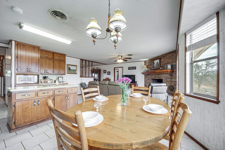Dining Area | Dishes & Flatware Provided