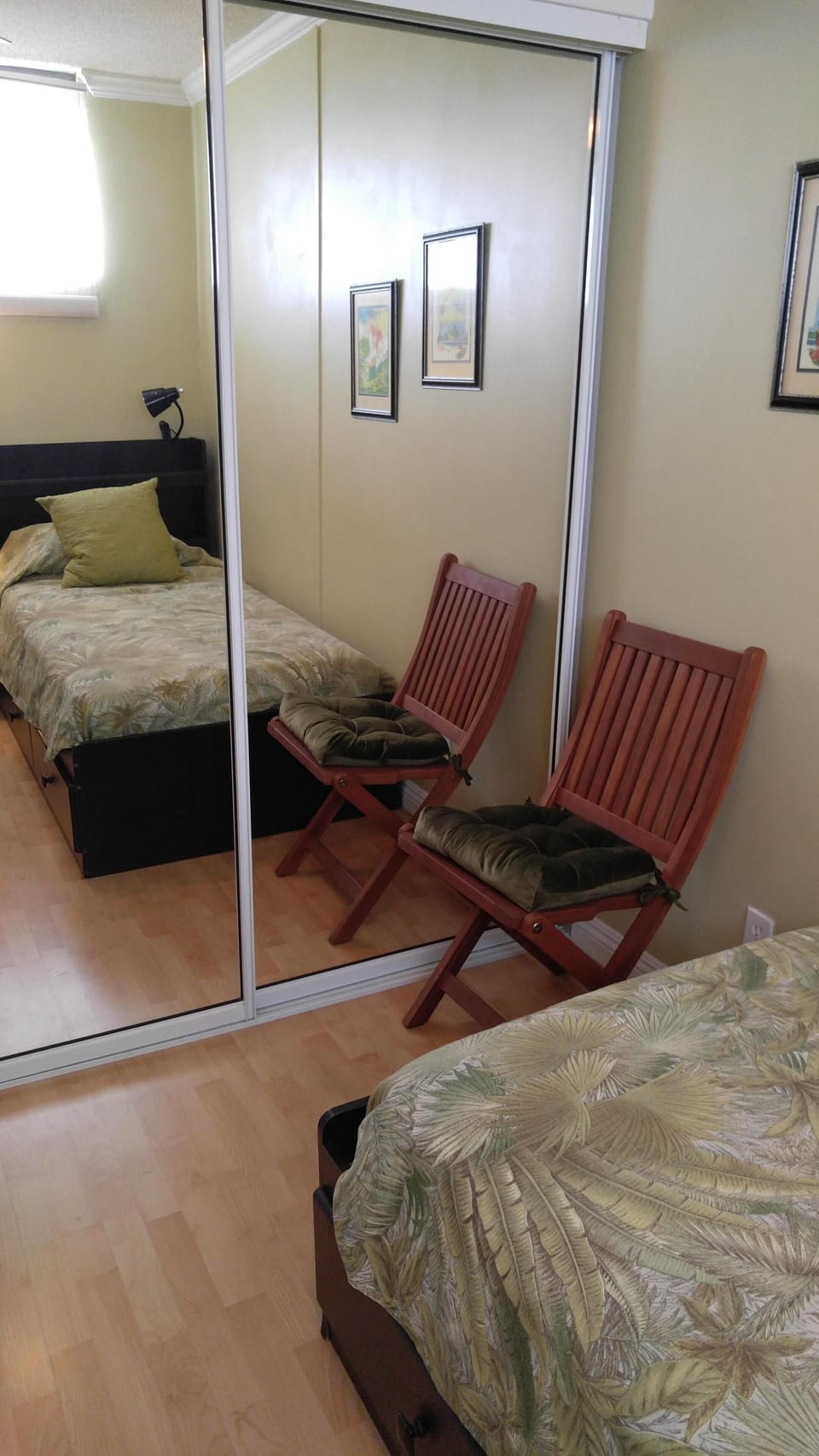 Twin bedroom, large mirrored closet, ceiling fan