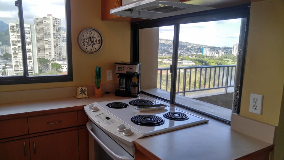 Kitchen, full stove, pass through onto lanai, good ventilation