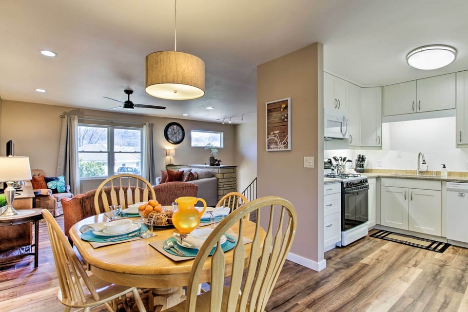 Dining Area | Dishes & Flatware Provided