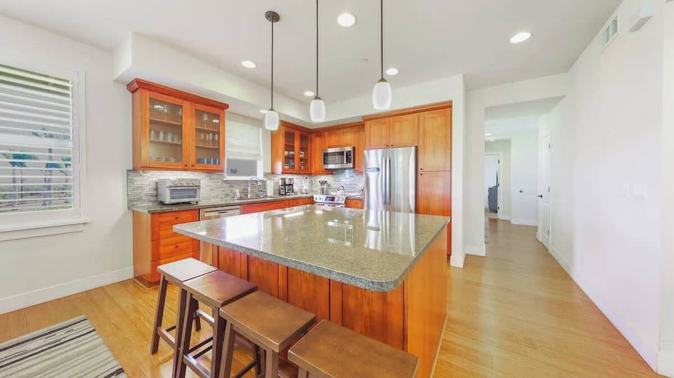 Fully stocked kitchen with bar seating for four