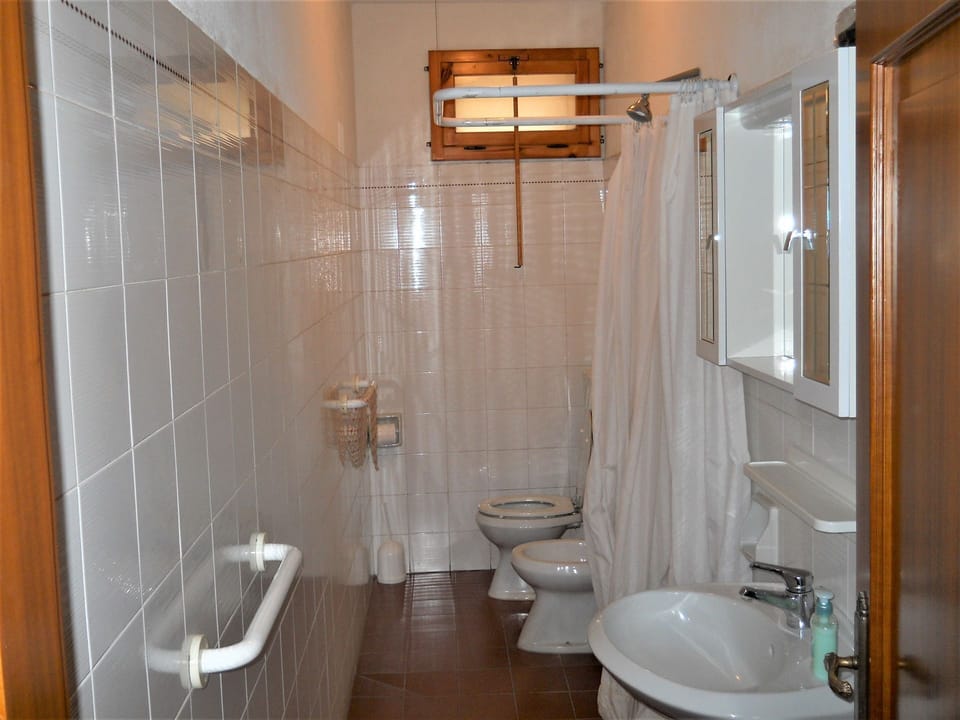 Bathroom, Room, Property, Plumbing Fixture, Floor, Tile, Interior Design, Building, House, Architecture