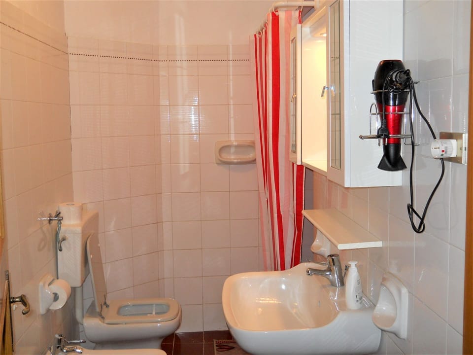 Bathroom, Room, Plumbing Fixture, Property, Toilet, Wall, Tile, Plumbing, Interior Design, House