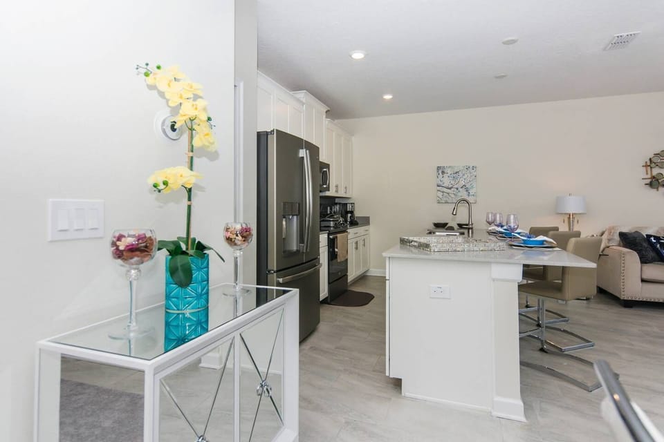 Modern Kitchen with Breakfast Bar seating for 3