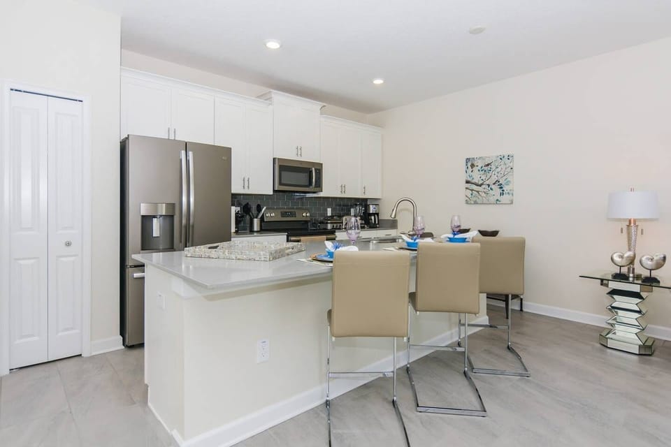 Modern Kitchen with Breakfast Bar seating for 3