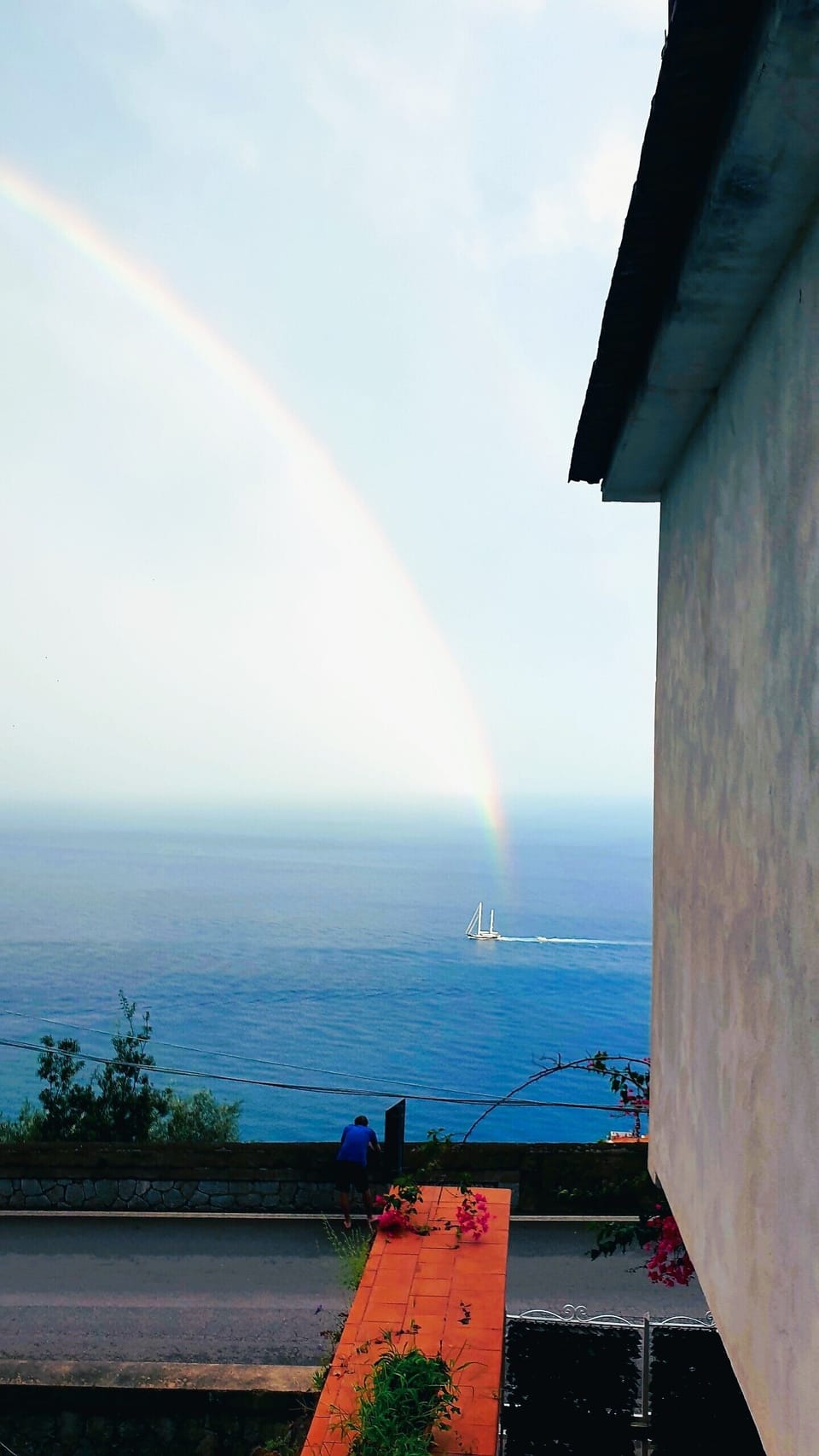 Panorama mozzafiato dal balcone posteriore con uno splendido arcobaleno