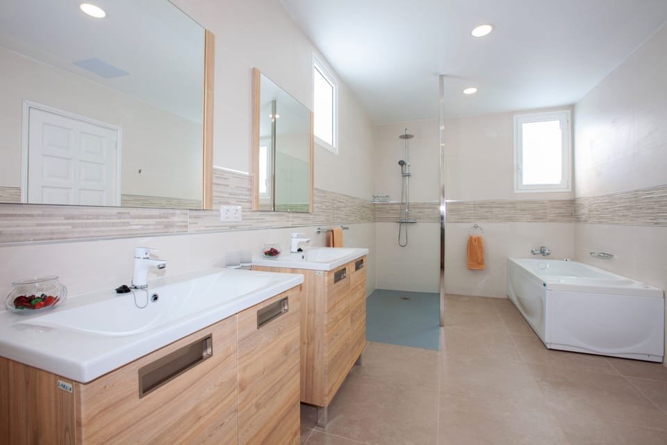 Bathroom 1 (Master Bedroom 1)
