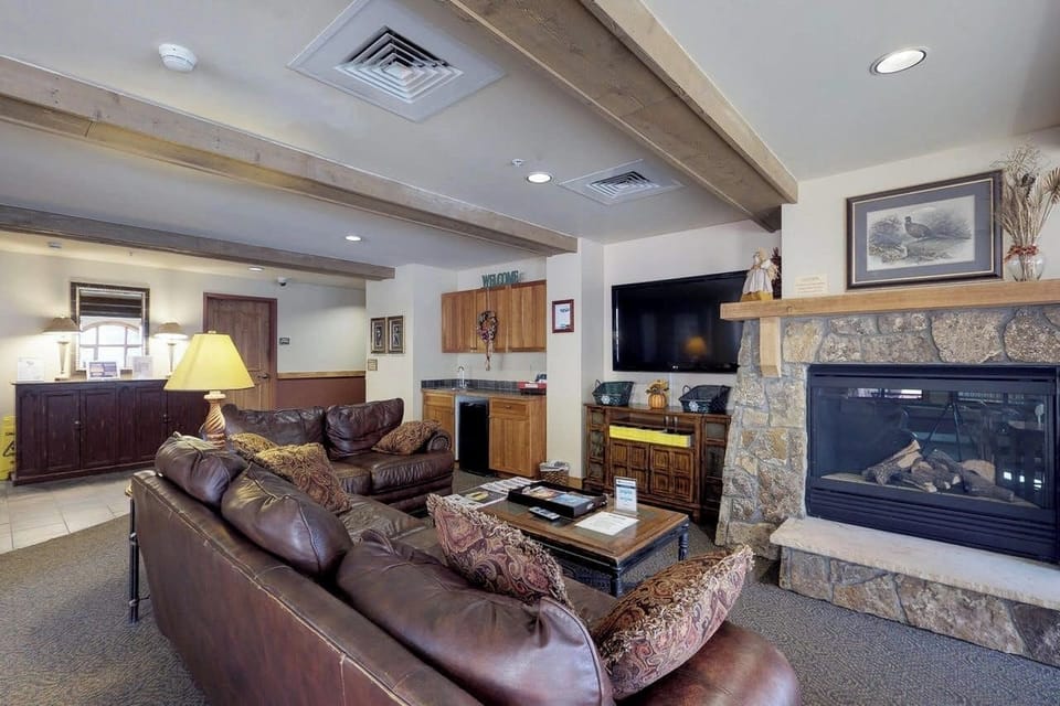 Red Hawk Lodge common lobby area