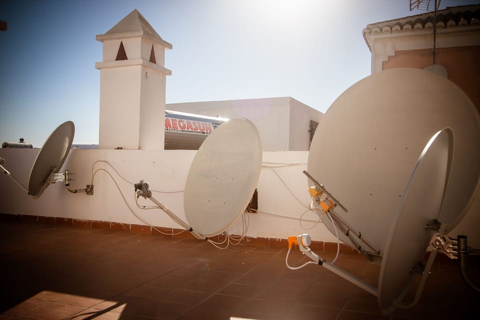 3 Antenas ,5 LNB for maximum FTA  Televisio0n channels.