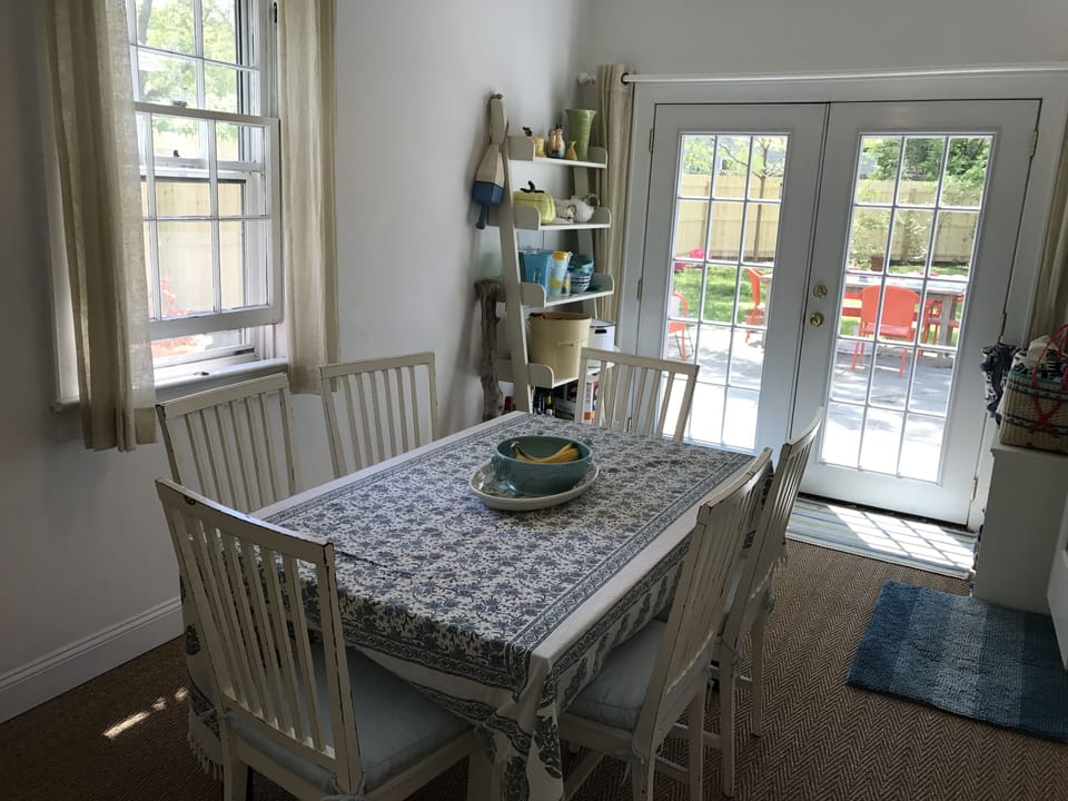 Table expands to seat 10