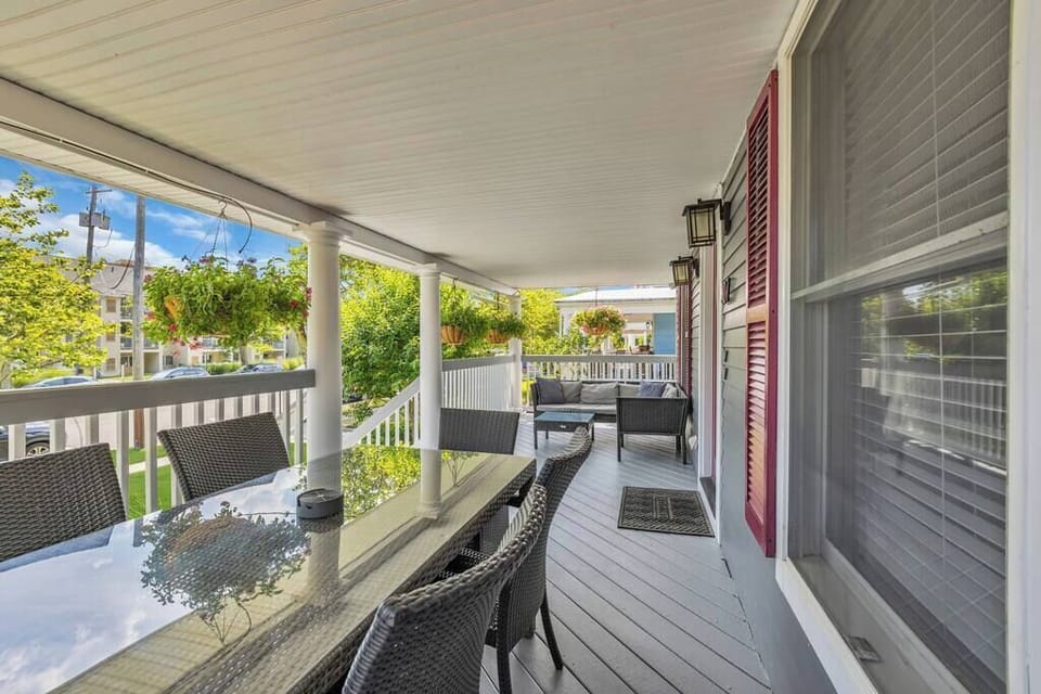 Outdoor dining table for six is perfect for relaxing summer meals!