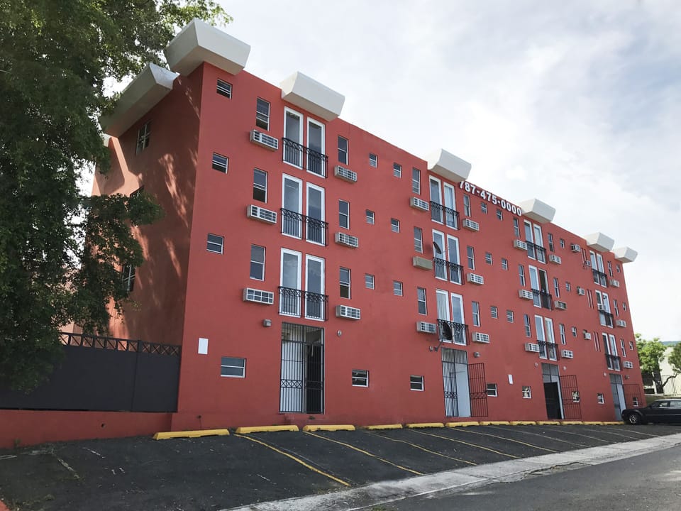 Aqui se puede ver el edificio en su totalidad junto a los parqueos del 1er piso.